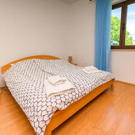Marina Veskovic Apartment Nerezine