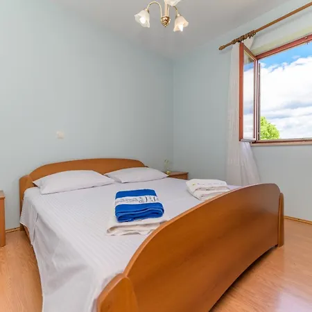 Marina Veskovic Apartment Nerezine